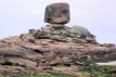 Bretagne-Trégastel-rocher carré en équilibre sur d'autres rochers