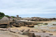 Bretagne-Trégastel-promeneurs au milieu de rochers