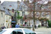 Bretagne-Locronan-la place principale avec son puit communal-maisons et commerces
