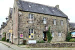 Bretagne-Locronan-maison de granit avec commerce