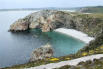 Bretagne-cap de Dinan-plage de sable blanc au pied de la falaise