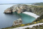 Bretagne-cap de Dinan-plage de sable blanc au pied de la falaise