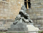 statue de religieuse assistant un mourant près de la cathédrale Saint Paul Aurélien