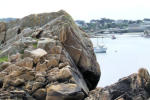 Bretagne-Primel Trégastel-énorme rocher vers le port