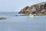 Bretagne-Primel Trégastel-bateau touristique sortant du port