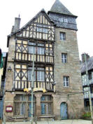 Treguier :maisons à pan de bois et tour de garde gauche