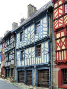 Treguier :maisons à pan de bois bleu et rouge