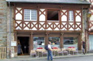 Treguier :maisons à pan de bois avec commerce au rez de chaussée