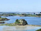 Ile de Bréhat - vue générale sur les nombreux ilots et la digue du moulin