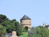 Ile de Bréhat - la tour dans la verdure