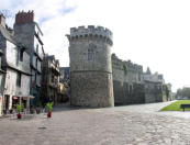 Vitré : la ville, la porte d'Embas avec sa tour et les remparts