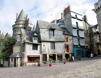 Vitré : entrée de la ville entre remparts et maisons à pan de bois