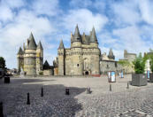 Vitré : vue générale du château et l'esplanade pavée