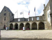 Vitré : le château, la cour intérieure et les remparts