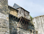 Vitré : maison à cheval sur les remparts à coté de la tour des prisonniers