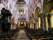 Vitré : église Saint Martin, la nef vue depuis l'orgue, au premier plan la chaire