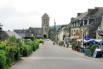 Bretagne-Locronan-la grande rue avec maisons, commerces,église en arrière plan