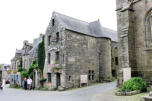 Bretagne-Locronan-maisons de granit,commerce, à côté de l'église