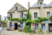 Bretagne-Locronan-maisons avec boutiques de la grande place