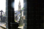 Bretagne-Daoulas-vue du cimetière depuis le porche