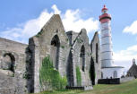 Bretagne-pointe Saint Mathieu-côte à côte le phare et l'abbaye