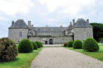 Bretagne-Brélés-château de Kergroadès-allée centrale menant au château