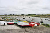 Bretagne-Lampaul Plouarzel-canots et bateaux en attentent de marée haute