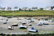 Bretagne-Lampaul Plouarzel-vue sur le port à marée basse et le village en arrière plan 2