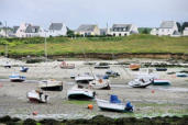 Bretagne-Lampaul Plouarzel-vue sur le port à marée basse et le village en arrière plan 2