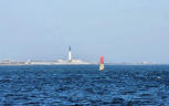 Ile de Sein-vue du phare et de la côte depuis le bateau