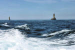 Ile de Sein-retour sur le continent-phares dans le sillage du bateau