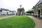 Bretagne-Pleyben-calvaire à l'entrée de l'esplanade