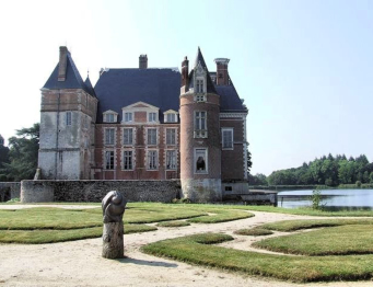 Labussière : les façades extérieures 1 du château