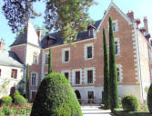 Le Clos Lucé : vue extérieure avec massifs de verdure