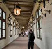 Chambord : le château, couloir des tableaux de chasse