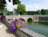 Sully sur Loire :pont d'entrée du Châteauet massif fleuri