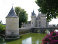 Sully sur Loire : le château , ses douves et ses tours