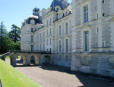 Cheverny : le château; pont d'accès en pierre et fossé