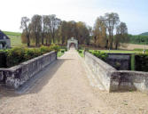 Château Valmer : pont de l'entrée au château
