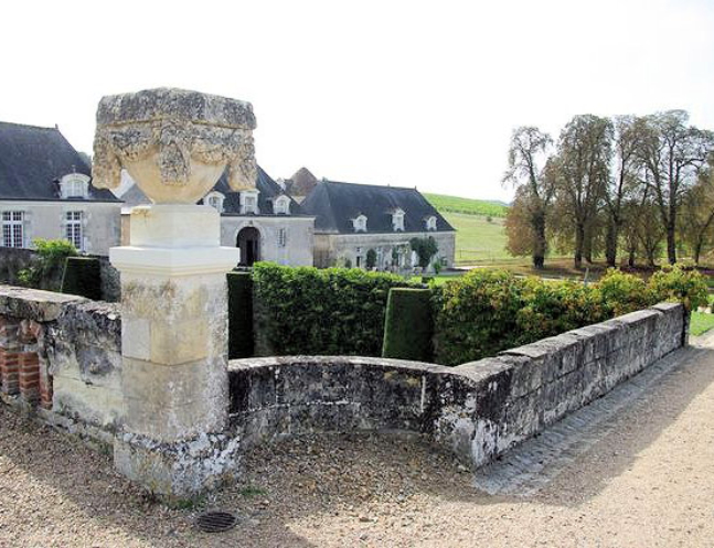Château Valmer : colonnade vers le pont d'accès