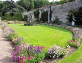 Château Valmer : parterre fleuri avec fontaine