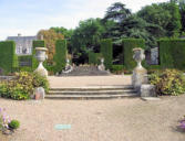 Château Valmer : haies de verdure symbolisant l'emplacement de l'ancien château détruit