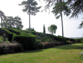 Château Valmer :une terrasse avec des massifs de verdure