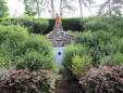 Château Valmer : statue cachée au milieu des massifs de verdure