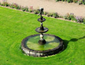 Château Valmer :fontaine circulaire vue d'une terrasse