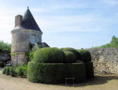 Château Valmer :massif  et tour