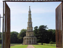 Chanteloup : la Pagode depuis la grille du pavillon du concierge