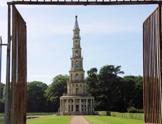 Chanteloup : la Pagode depuis la grille du pavillon du concierge