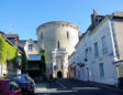 Amboise : vue 1 du château depuis une rue de la ville