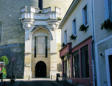 Amboise : vue 2 du château depuis une rue de la ville